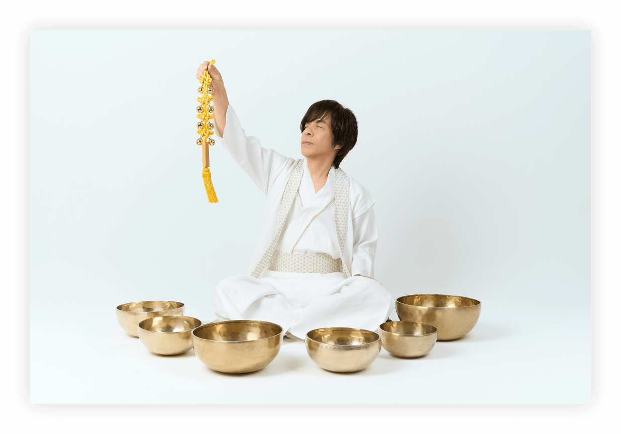 波動インストラクター・ヒーリング瞑想音楽の龍音シンギングボウル奏者である伊藤てんごく。